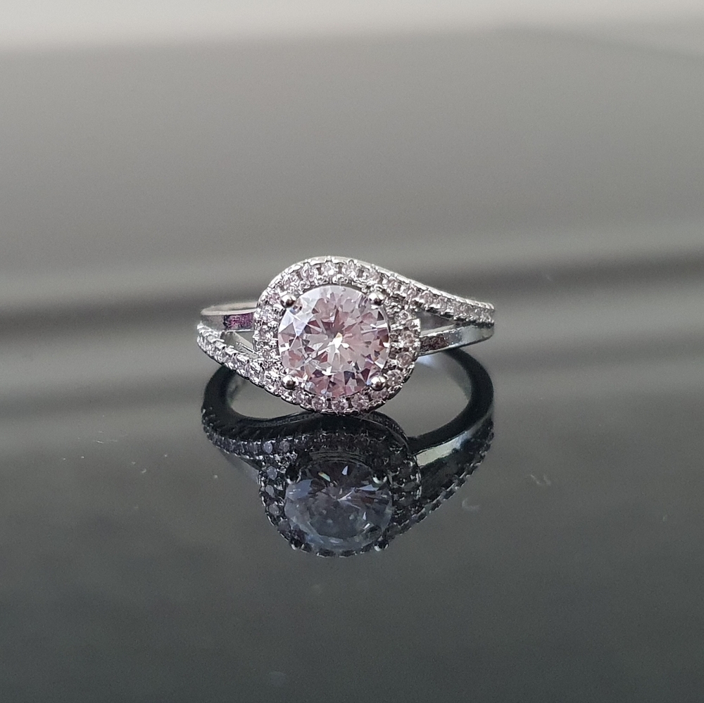 Pretty Assymetryc Round Diamond Ring